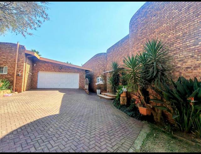 5 BEDROOM HOUSE FOR SALE IN ZWARTKOP